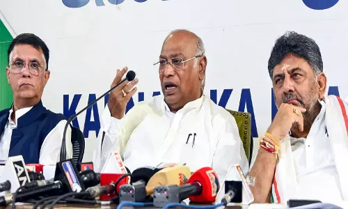 वोट चोरी पर कांग्रेस का बड़ा कदम, खड़गे ने सांसदों को दिल्ली बुलाया वोट चोरी पर कांग्रेस का बड़ा कदम, खड़गे ने सांसदों को दिल्ली बुलाया