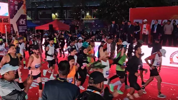 कश्मीर मैराथन का आगाज: 12 देशों के एथलीट हुए शामिल कश्मीर मैराथन का आगाज: 12 देशों के एथलीट हुए शामिल