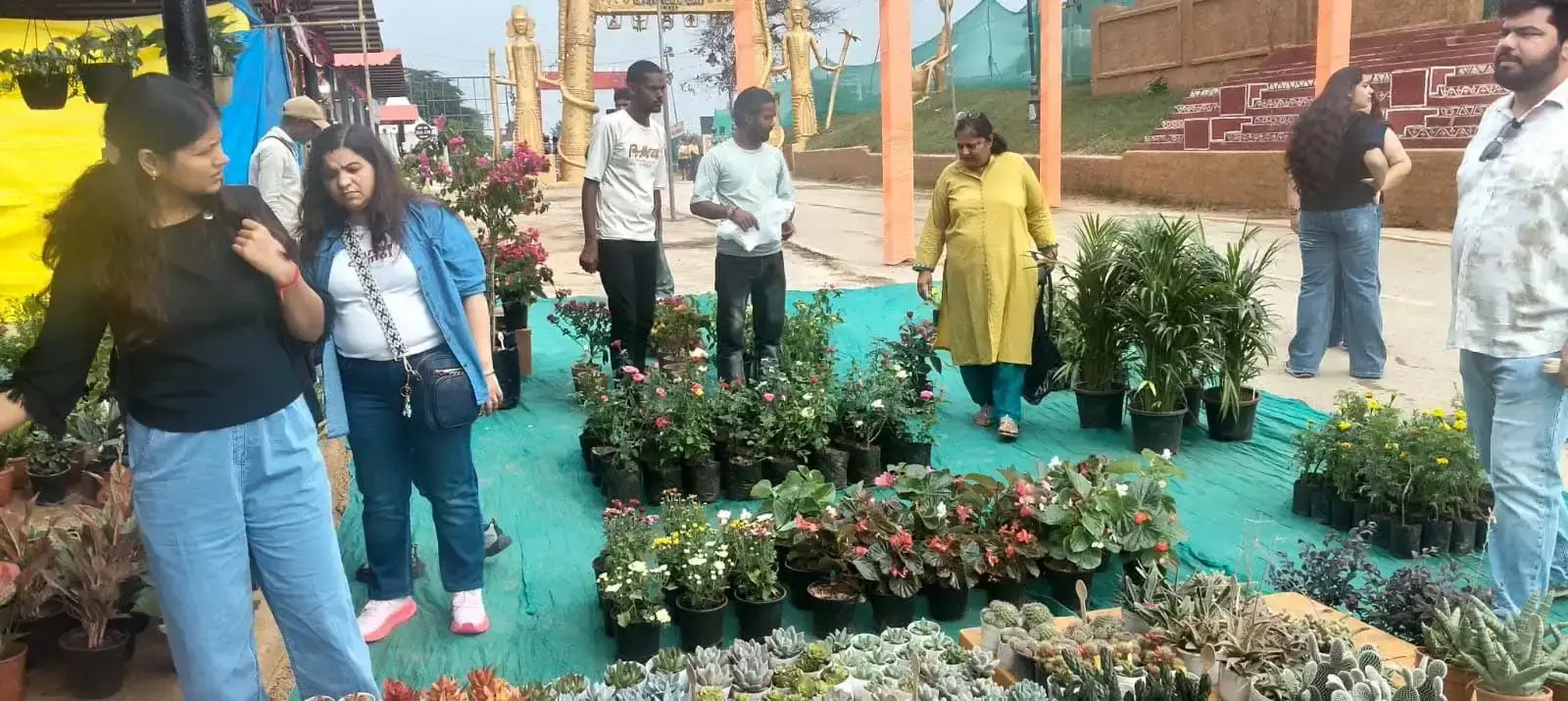 दिवाली मेले में सजावटी पौधों की खरीदारी को उमड़े लोग
