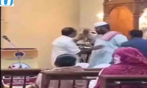 मलप्पुरम के एक चर्च में प्रार्थना में बाधा डालने की घटना: पूरे विवाद को यहां समझें VIDEO मलप्पुरम के एक चर्च में प्रार्थना में बाधा डालने की घटना: पूरे विवाद को यहां समझें VIDEO