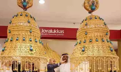 भारतीय कारीगरों का हुनर देख दुनिया हैरान, सोने के झुमकों ने रचा इतिहास भारतीय कारीगरों का हुनर देख दुनिया हैरान, सोने के झुमकों ने रचा इतिहास