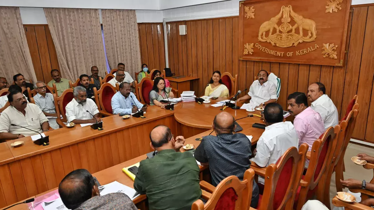 फोर्ट कोच्चि व्लॉग विवाद: सीएम ने की कड़ी आलोचना फोर्ट कोच्चि व्लॉग विवाद: सीएम ने की कड़ी आलोचना