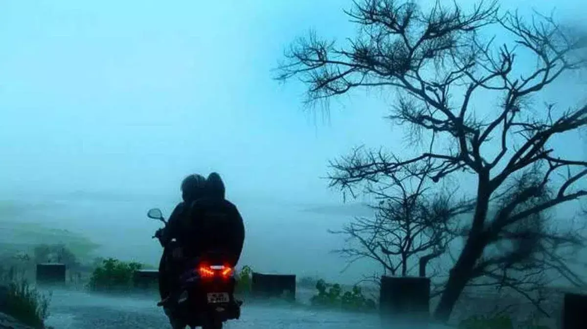 केरल में भारी बारिश: पर्यटन स्थलों पर रोक, अलर्ट जारी केरल में भारी बारिश: पर्यटन स्थलों पर रोक, अलर्ट जारी