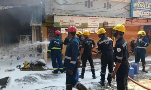 कबाड़ गोदाम में भीषण आग मालिक झुलसा, इलाके में मची अफरा तफरी कबाड़ गोदाम में भीषण आग मालिक झुलसा, इलाके में मची अफरा तफरी