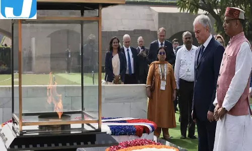 ब्रिक्स संसदीय मंच से पहले वोलोदिन ने राजघाट पर महात्मा गांधी को दी श्रद्धांजलि