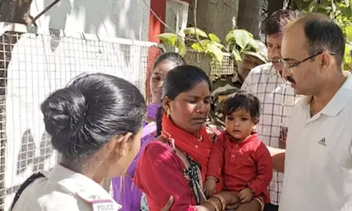 SSP आवास के बाहर पहुंची महिला ने दी आत्मदाह की धमकी, पुलिस ने हिरासत में लिया SSP आवास के बाहर पहुंची महिला ने दी आत्मदाह की धमकी, पुलिस ने हिरासत में लिया
