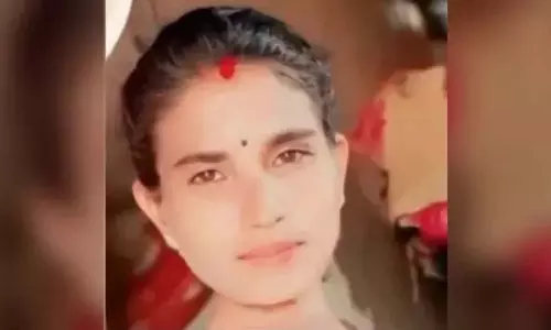 लापता मां का घर के फर्श के नीचे मिला शव, दीवारों पर खून के धब्बे देख बेटियां सन्न लापता मां का घर के फर्श के नीचे मिला शव, दीवारों पर खून के धब्बे देख बेटियां सन्न