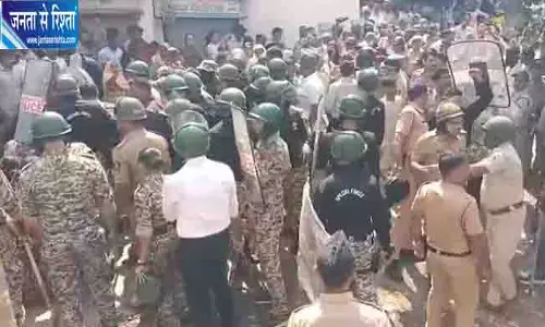 महाराष्ट्र: जलगांव में पथ संचलन पर पथराव के बाद लाठीचार्ज महाराष्ट्र: जलगांव में पथ संचलन पर पथराव के बाद लाठीचार्ज
