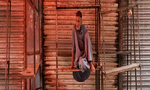 पाकिस्तान में गहराया ऊर्जा संकट एलपीजी की कालाबाजारी से खाना पकाना हुआ भारी पाकिस्तान में गहराया ऊर्जा संकट एलपीजी की कालाबाजारी से खाना पकाना हुआ भारी