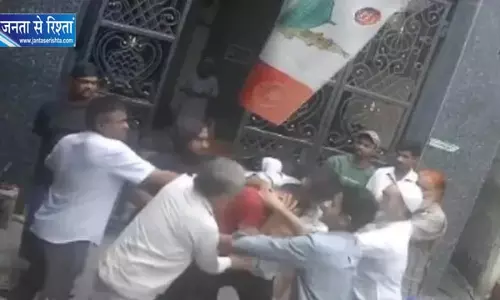 मुंबई में चाय में चीनी को लेकर विवाद, दुकानदार की बेरहमी से पिटाई का आरोप मुंबई में चाय में चीनी को लेकर विवाद, दुकानदार की बेरहमी से पिटाई का आरोप
