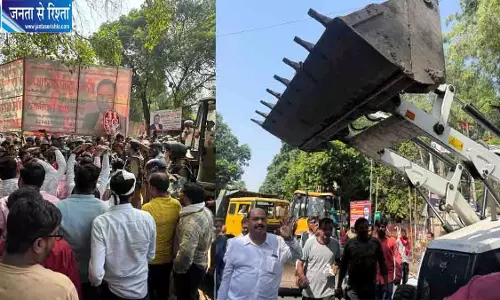 लखनऊ कचहरी के बाहर बुलडोजर एक्शन पर बवाल, पहियों के आगे लेटे वकील