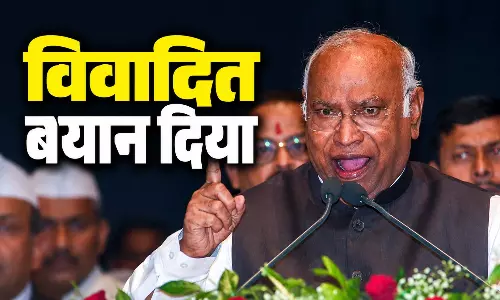 खड़गे के कार्यक्रम में युवक की पिटाई, पार्टी अध्यक्ष ने पीएम मोदी को लेकर दिए विवादित बयान