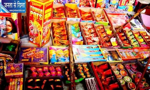 पटाखा दुकानें बंद, चोरी-छिपे कारोबार पर प्रशासन सख्त पटाखा दुकानें बंद, चोरी-छिपे कारोबार पर प्रशासन सख्त