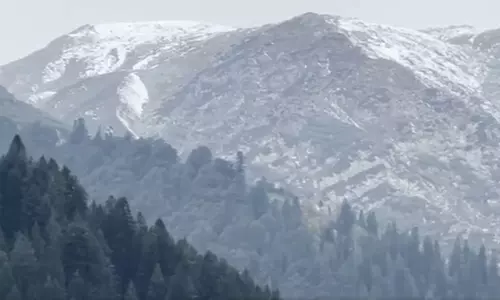 कठुआ में मौसम का बड़ा बदलाव, कैलाश कुंड की ऊंची चोटियों पर ताजा बर्फबारी