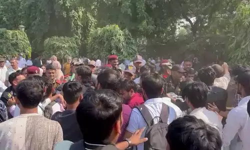 जामिया में छात्रों की भूख हड़ताल जारी, गेट बंद होने से बढ़ा तनाव