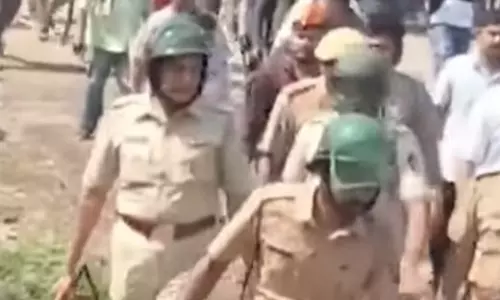 RSS पथ संचलन के दौरान तनाव, पथराव के बाद पुलिस ने किया लाठीचार्ज RSS पथ संचलन के दौरान तनाव, पथराव के बाद पुलिस ने किया लाठीचार्ज
