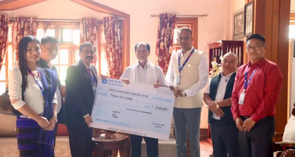 SBI कर्मचारियों ने CM राहत कोष में 25 लाख रुपये का योगदान दिया SBI कर्मचारियों ने CM राहत कोष में 25 लाख रुपये का योगदान दिया