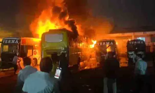 भोपाल में भीषण अग्निकांड, बसों में लगी आग भोपाल में भीषण अग्निकांड, बसों में लगी आग
