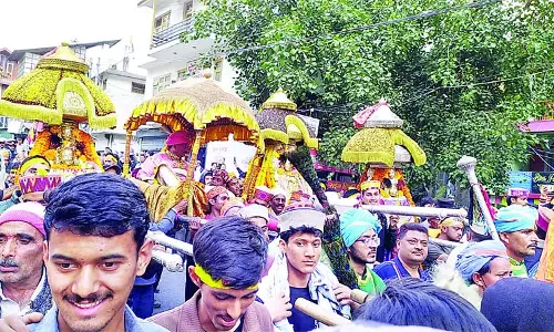 भगवान नरसिंह की जलेब ने ढालपुर में बांधा सुरक्षा सूत्र भगवान नरसिंह की जलेब ने ढालपुर में बांधा सुरक्षा सूत्र