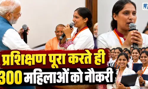 वाराणसी में पीएम मोदी ने महिला कर्मचारियों से की बातचीत