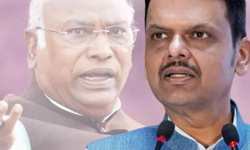 खड़गे के बयान पर फडणवीस का पलटवार खड़गे के बयान पर फडणवीस का पलटवार