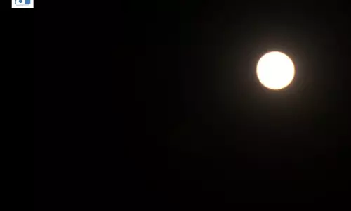 अयोध्या में शरद पूर्णिमा पर आसमान में दिखा पूरा चांद अयोध्या में शरद पूर्णिमा पर आसमान में दिखा पूरा चांद