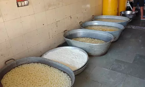 दिल्ली में मिलावटी मिठाइयों पर बड़ा एक्शन, 922 किलो खाद्य सामग्री नष्ट दिल्ली में मिलावटी मिठाइयों पर बड़ा एक्शन, 922 किलो खाद्य सामग्री नष्ट
