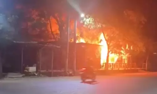 FIRE VIDEO: भीषण आग से होटल जलकर खाक, लाखों के नुकसान की आशंका