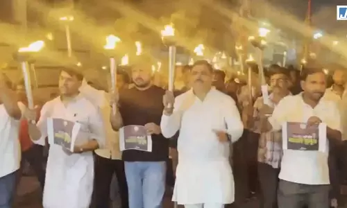 मुख्य चुनाव आयुक्त के खिलाफ युवा कांग्रेस का मशाल जुलूस