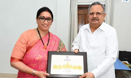 रायपुर में रमन सिंह से मिलीं स्मृति ईरानी रायपुर में रमन सिंह से मिलीं स्मृति ईरानी
