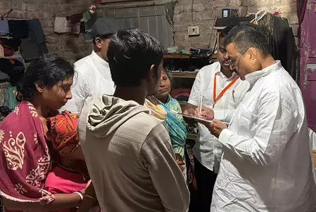 जब सेल्फी लेने पहुंचे बच्चे को मुख्यमंत्री ने दी कम मोबाइल इस्तेमाल करने की सलाह जब सेल्फी लेने पहुंचे बच्चे को मुख्यमंत्री ने दी कम मोबाइल इस्तेमाल करने की सलाह