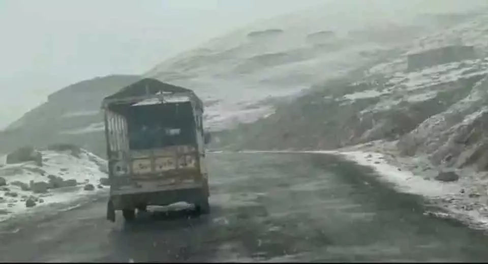 बर्फ की सफेद चादर से ढकी पीर की गली बर्फ की सफेद चादर से ढकी पीर की गली
