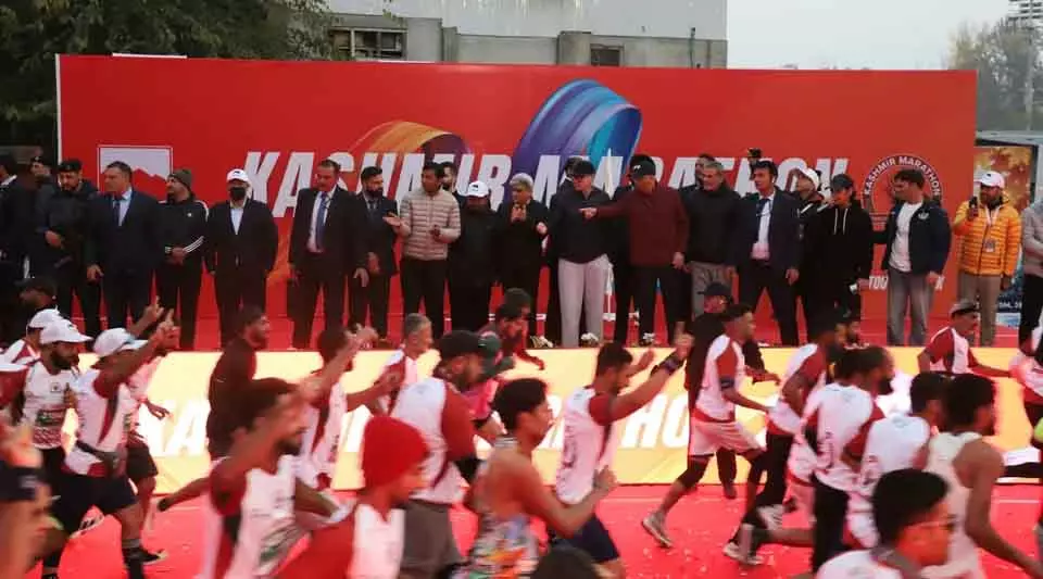 उमर अब्दुल्ला ने कश्मीर मैराथन को दिखाई हरी झंडी उमर अब्दुल्ला ने कश्मीर मैराथन को दिखाई हरी झंडी