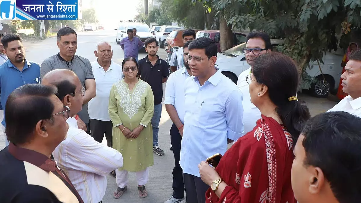 सड़क निर्माण में लापरवाही पर भड़के मेयर पुष्यमित्र भार्गव, अधिकारियों को 30 दिन का अल्टीमेटम सड़क निर्माण में लापरवाही पर भड़के मेयर पुष्यमित्र भार्गव, अधिकारियों को 30 दिन का अल्टीमेटम