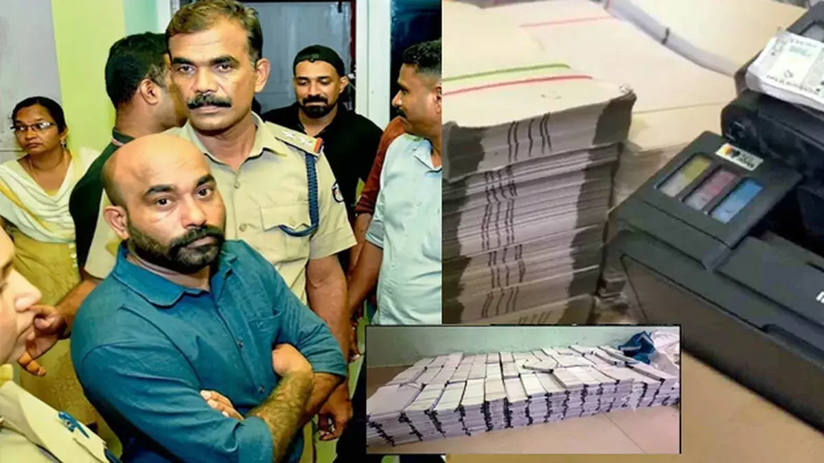 Kollam: नकली नोट छापने की मशीन और कागज़ जब्त Kollam: नकली नोट छापने की मशीन और कागज़ जब्त