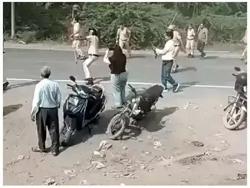 ग्रामीणों के प्रदर्शन ने लिया उग्र रूप, पुलिस पर पथराव ग्रामीणों के प्रदर्शन ने लिया उग्र रूप, पुलिस पर पथराव
