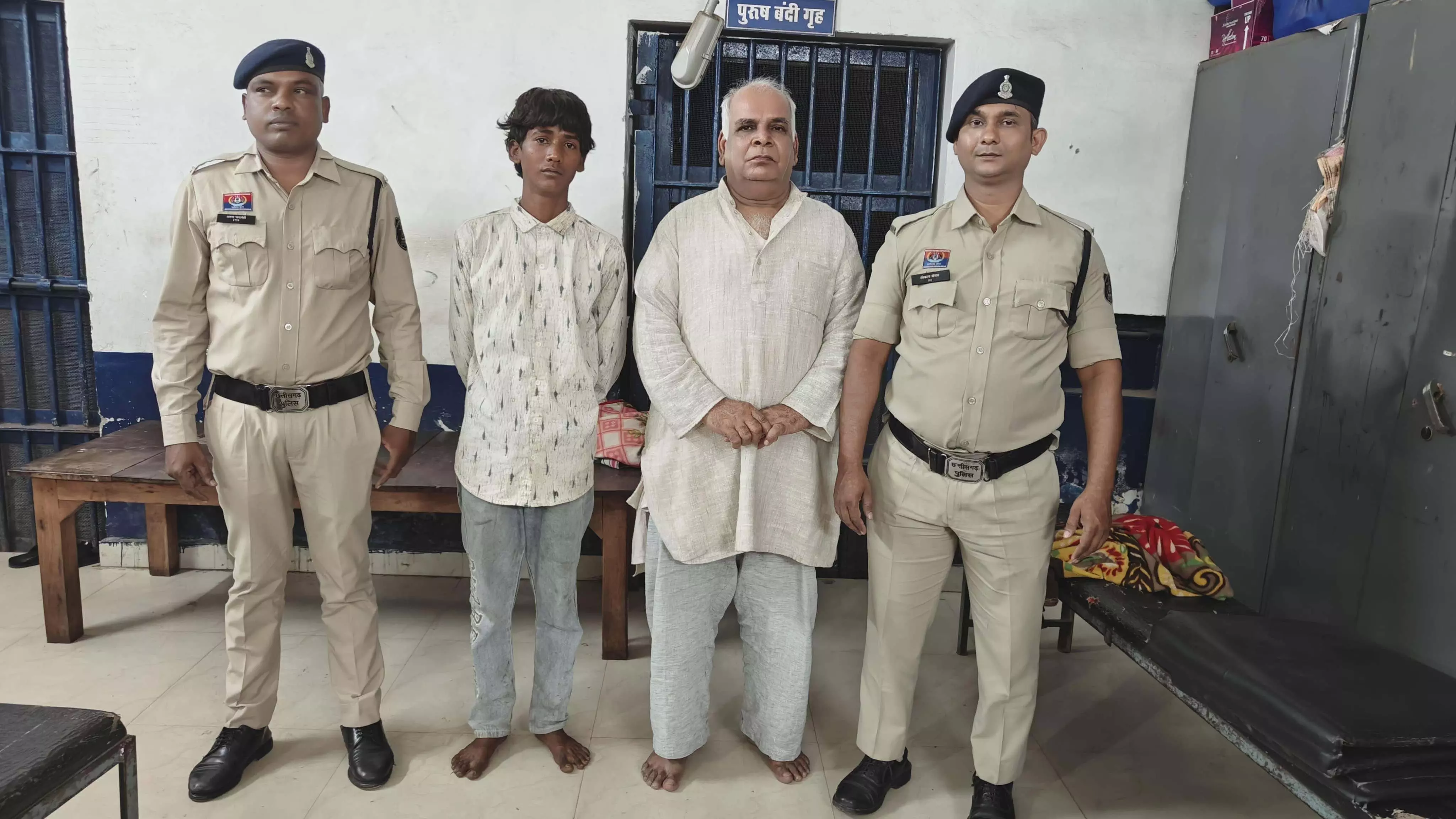 चुनावी मतपेटियां चुराकर कबाड़ी को बेचीं, दो गिरफ्तार चुनावी मतपेटियां चुराकर कबाड़ी को बेचीं, दो गिरफ्तार