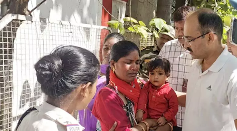 SSP आवास के बाहर पहुंची महिला ने दी आत्मदाह की धमकी, पुलिस ने हिरासत में लिया SSP आवास के बाहर पहुंची महिला ने दी आत्मदाह की धमकी, पुलिस ने हिरासत में लिया