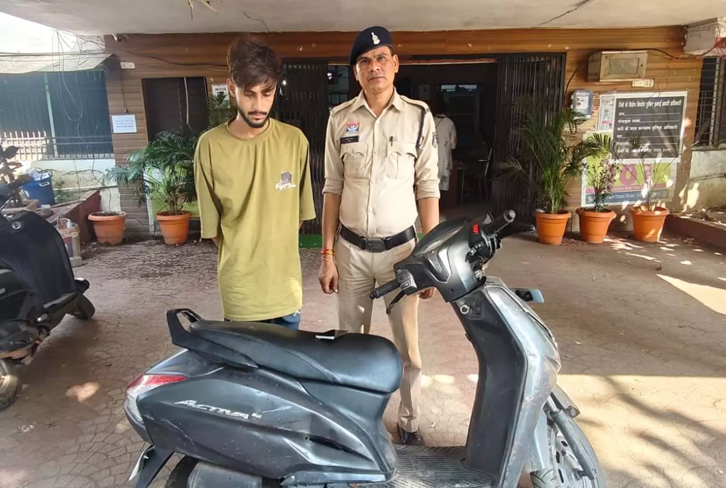 मोबाइल स्नेचिंग का आरोपी गिरफ्तार, 80 हजार का सामान जब्त मोबाइल स्नेचिंग का आरोपी गिरफ्तार, 80 हजार का सामान जब्त