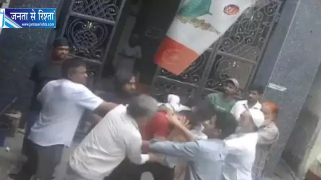 मुंबई में चाय में चीनी को लेकर विवाद, दुकानदार की बेरहमी से पिटाई का आरोप मुंबई में चाय में चीनी को लेकर विवाद, दुकानदार की बेरहमी से पिटाई का आरोप