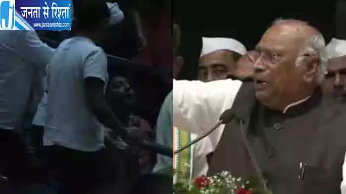 खरगे के कार्यक्रम में हंगामा, पीएम मोदी के पिता पर टिप्पणी से विवाद खरगे के कार्यक्रम में हंगामा, पीएम मोदी के पिता पर टिप्पणी से विवाद