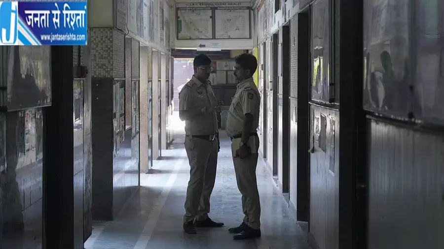 दिल्ली: स्कूल में 12वीं की छात्रा की जलने से मौत, CCTV फुटेज खंगाल रही पुलिस दिल्ली: स्कूल में 12वीं की छात्रा की जलने से मौत, CCTV फुटेज खंगाल रही पुलिस