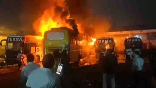 भोपाल में भीषण अग्निकांड, बसों में लगी आग भोपाल में भीषण अग्निकांड, बसों में लगी आग