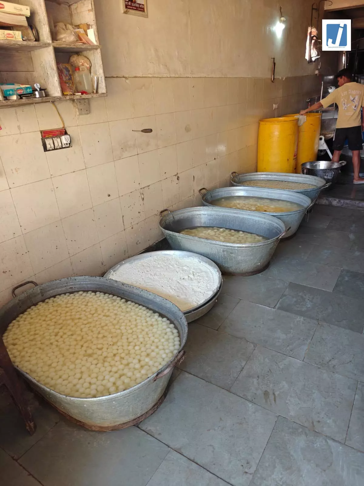 दिल्ली में मिलावटी मिठाइयों पर बड़ा एक्शन, 922 किलो खाद्य सामग्री नष्ट दिल्ली में मिलावटी मिठाइयों पर बड़ा एक्शन, 922 किलो खाद्य सामग्री नष्ट
