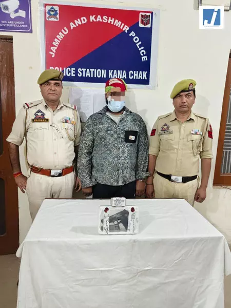 जम्मू में नशा तस्करी की जांच में पिस्तौल और कारतूस बरामद जम्मू में नशा तस्करी की जांच में पिस्तौल और कारतूस बरामद