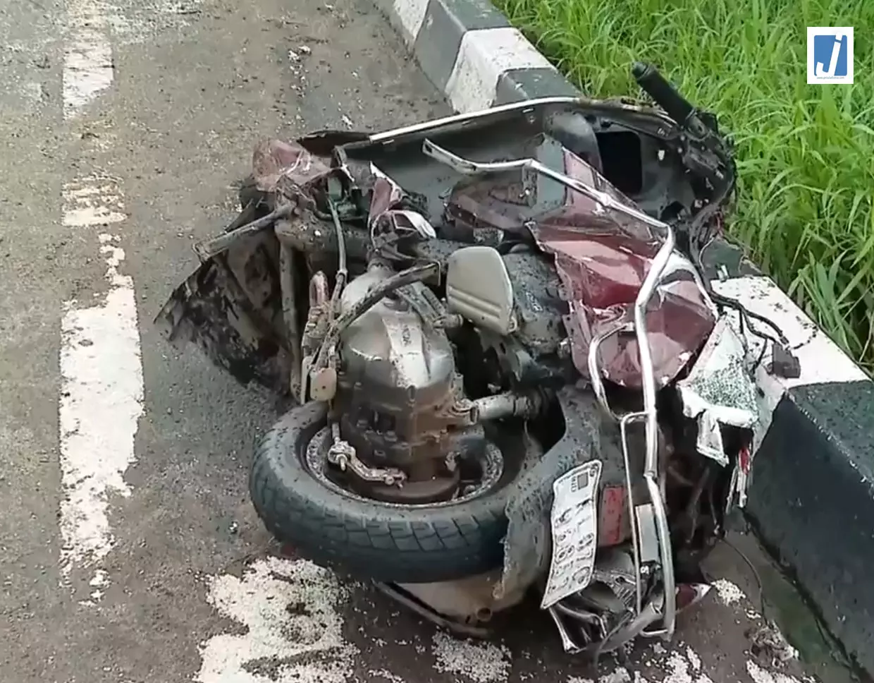 जज के नाबालिग बेटे की लग्जरी कार ने स्कूटी को मारी टक्कर, युवक की मौत जज के नाबालिग बेटे की लग्जरी कार ने स्कूटी को मारी टक्कर, युवक की मौत
