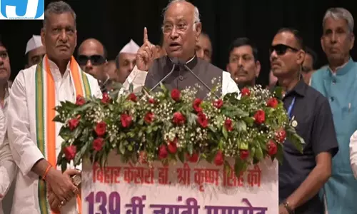 पीएम मोदी पर बयान से घिरे खरगे, बचाव में उतरे पवन खेड़ा