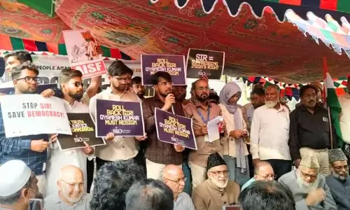 हैदराबाद में SIR के खिलाफ छात्रों का प्रदर्शन हैदराबाद में SIR के खिलाफ छात्रों का प्रदर्शन