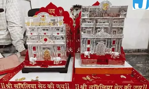 सांवलिया सेठ को चांदी के दो शोरूम की प्रतिकृतियां भेंट, करीब सात लाख रुपये कीमत