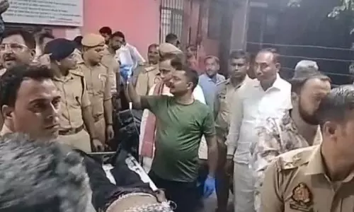 अनियंत्रित कार ने सड़क किनारे जा रहे लोगों को चपेट में लिया, 4 की मौत अनियंत्रित कार ने सड़क किनारे जा रहे लोगों को चपेट में लिया, 4 की मौत